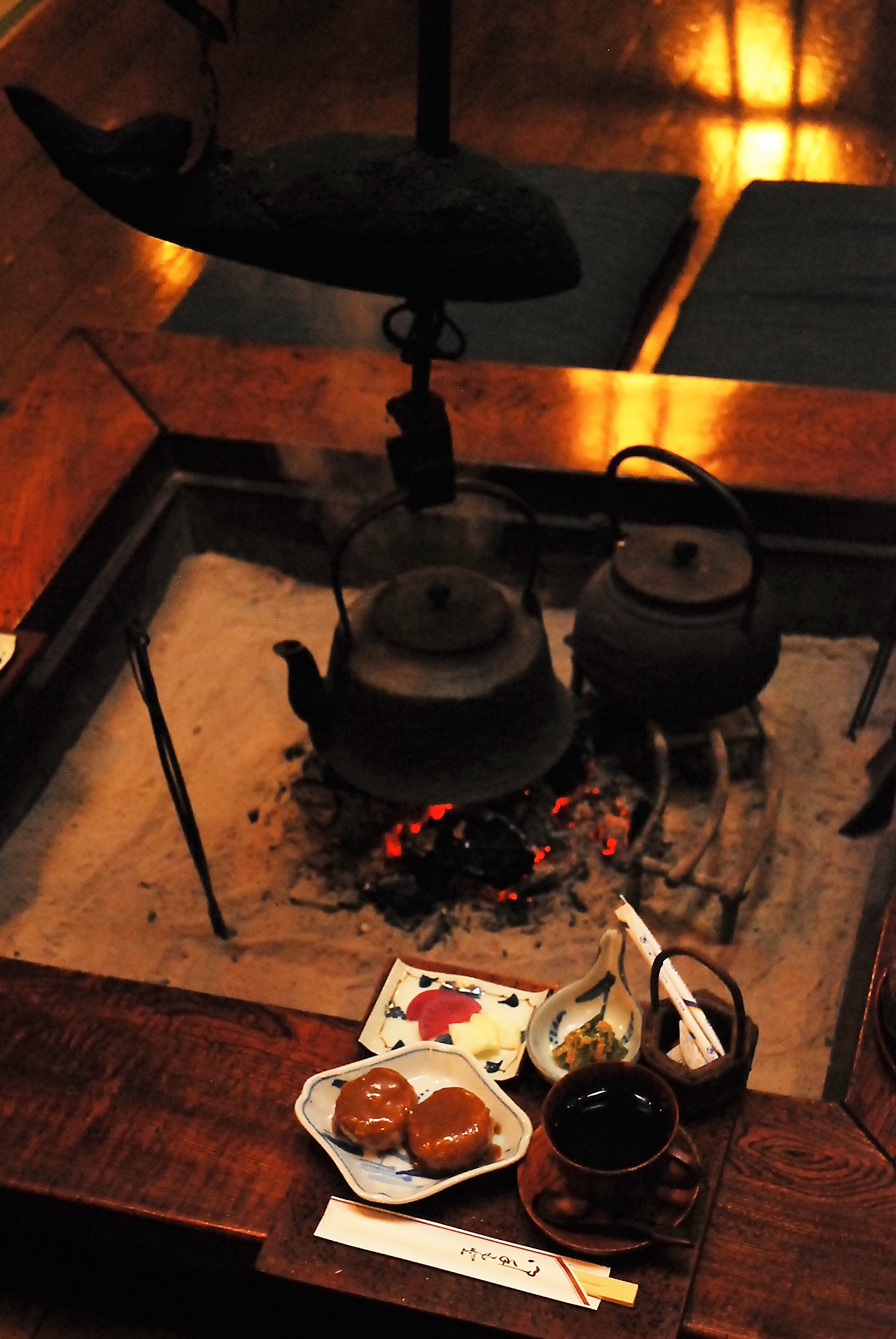 囲炉裏を囲んで郷土料理を食べよう!【かなめや】